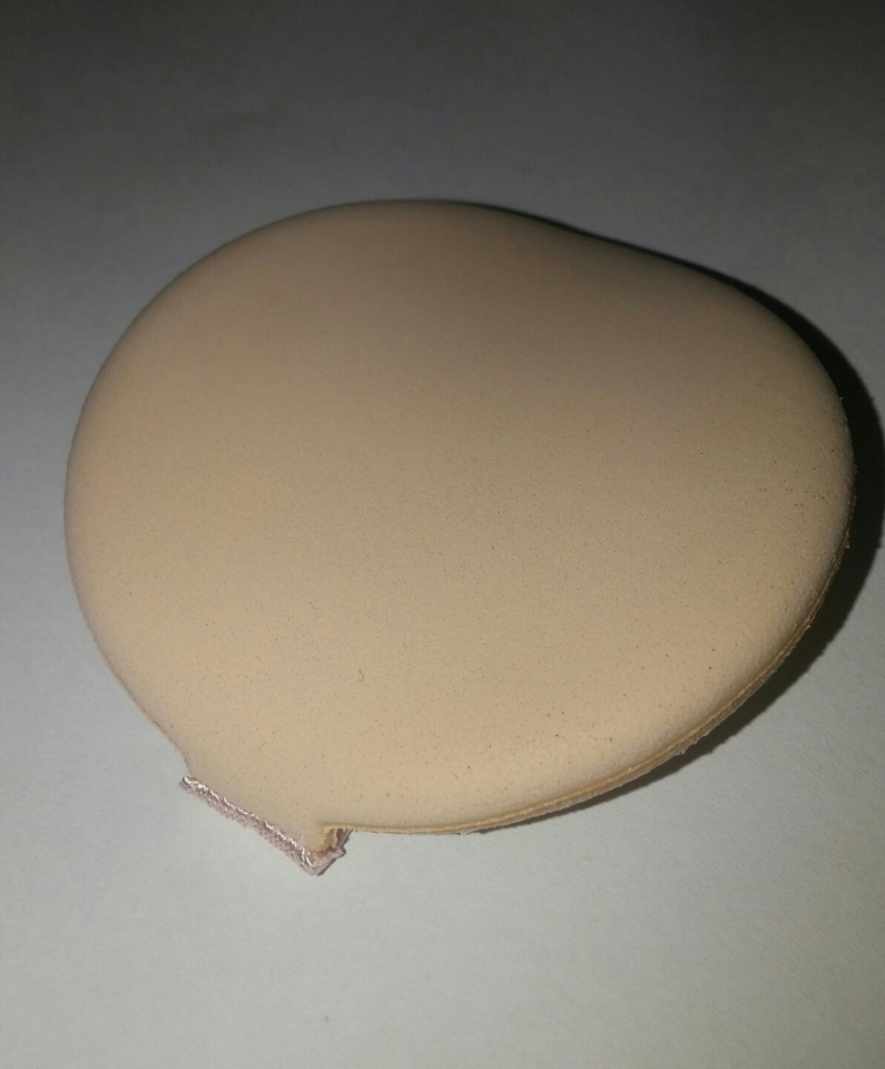 가까이에서 찍은 모습인데 초점이 잘 안맞춰지더라구요ㅜㅜ 모공보다 작은 크기의 구멍이 자세히 보면 송송송 뚫려있어요!