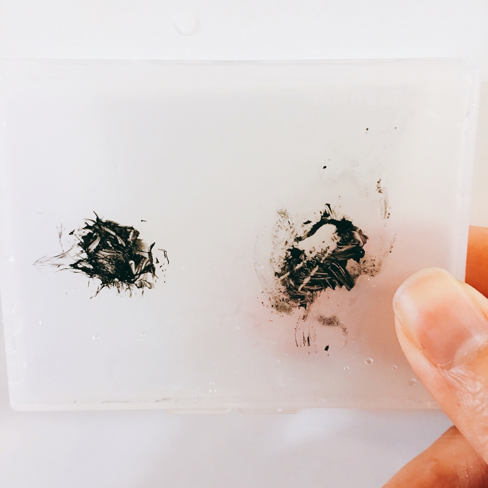 물속 잠수 30분.

왼쪽 마죠리카마죠루카 마스카라는 처음처럼 그대로지만 오른쪽 타 제품 워터프루프 마스카라는 지워지고 팬더번짐이 시작되었어요!