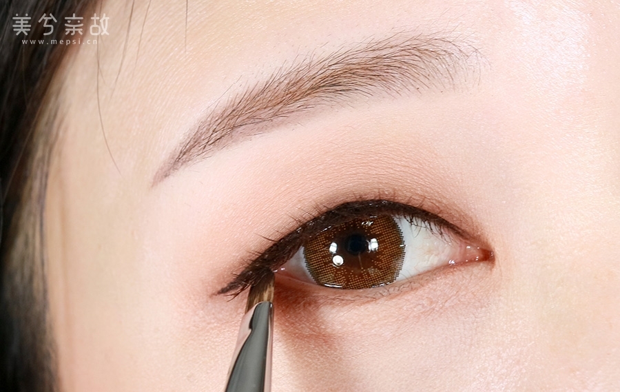 눈꼬리를 그렸던 브라운 컬러 젤 라이너로 덮어서 페이크 래쉬의 투명라인이 보이지 않도록 해주었어요. 
