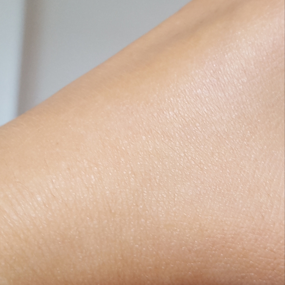 흡수 된 후 번들거리거나 너무 매트하지도 않은 딱 좋은 상태입니다.