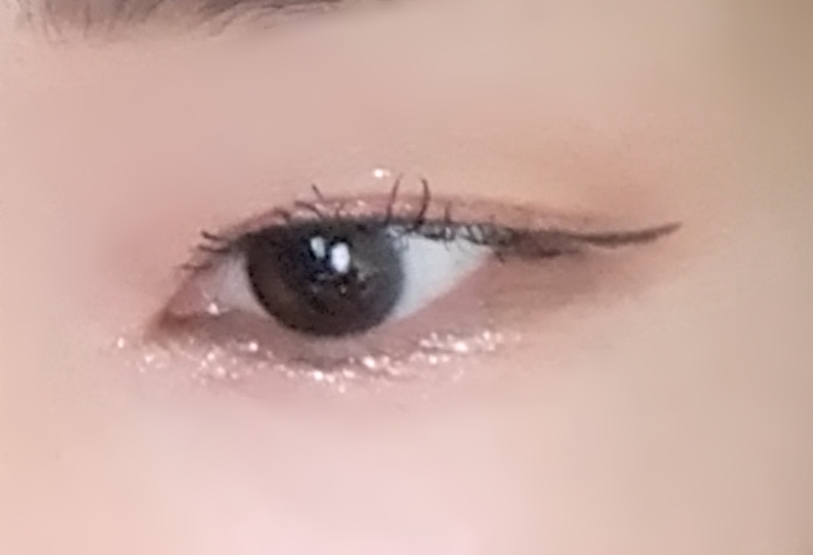 눈 밑 애교살에 콕콕 발라줬어요~^^