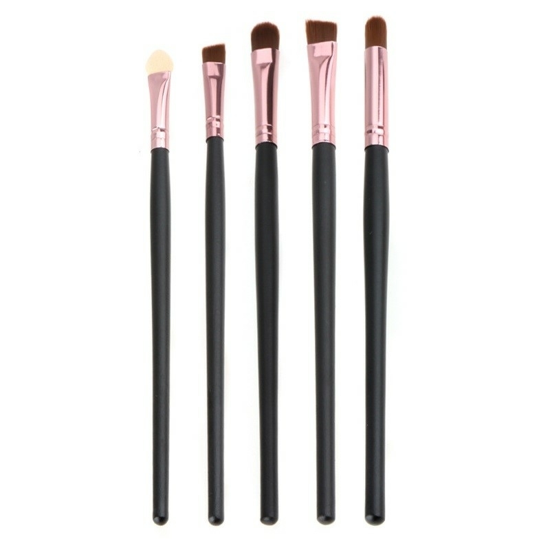 1.파운데이션,하이라이터,섀도우브러쉬

브러쉬는 우선 아이리무버나 클렌징 오일을 이용해 1차 세척을 해줍니다. 
섀도우 브러쉬나 아이라이너 브러쉬처럼 어두운색을 주로 사용하는 브러쉬들을 먼저 
오일 세척을 해주세요. 

2차 로 샴푸 또는 비누를 이용하여 거품을 내 세척해주는데요. 
인조모가 아닌 족제비모나 청솔모 모 같은경우 샴푸로 빨아주시는것이 세정력이 좋습니다. 