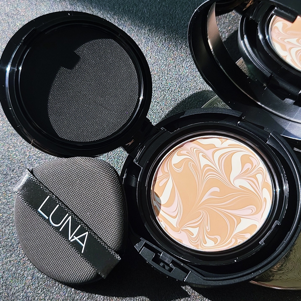 제품을 열면 에센스로 예쁘게 마블링된 모습이 눈에 띄죠?

​

코코넛 야자 열매 추출물을 포함한 5중 히알루론산 에센스 70% 함유로, 기초를 탄탄히 다지지 않아도 팩트만으로 피부 보습까지 케어할 수 있다는게 요 제품의 장점!

​

그리고 요건 정말 사소한 디테일이지만 밀폐 커버에 양 조절을 할 수 있도록 오돌도돌하게 돌기 처리가 되어 있어요

