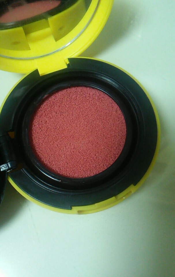 이제부터는 블러셔 입니다!!
웜톤 추천 첫번째 블러셔는 바로
토니모리 미니쿠션블러셔 2호로즈코랄★
웜톤인데 로즈컬러릉...?
하시겠지만 얘는 웜톤용 장미색으로 나왔더라구요
