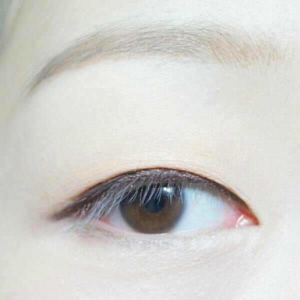 라인을 다 그려주고 면봉으로 눈꼬리를 정돈하면 완료!!여기서 지속력을 높이는 팁은 라인을 그린위에다가 섀도우를 한번 덧발라주시면 됩니다!