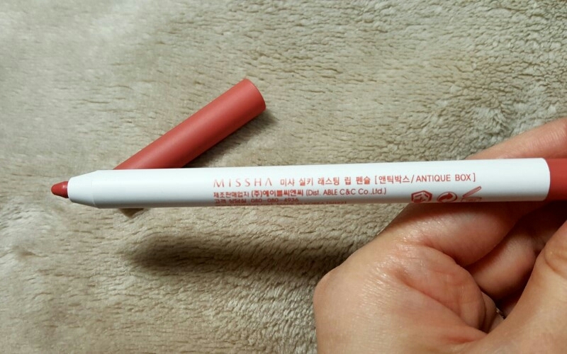 오렌지 빛이 도는 베이지 색인데요
그냥 누드 베이지라고 생각하시면 될 것 같아요~