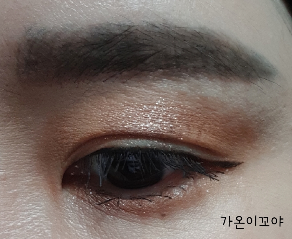 콜드 브루 라떼를 아이홀 바탕에 깔고  솔티드 카라멜 라떼로 블렌딩 해 봤어요. 잠못자는 밤으로 아이홀 가운데 부위와 언더 애교살에 포인트로 발라 주었어요~

잠못자는 밤 색상 진짜 미친듯요ㅠㅠ
넘나 영롱한거 아닌가요?!데일리로 찾게될 것 같은 넘나 이쁜 펄감이여요~❤ㅎㅎ