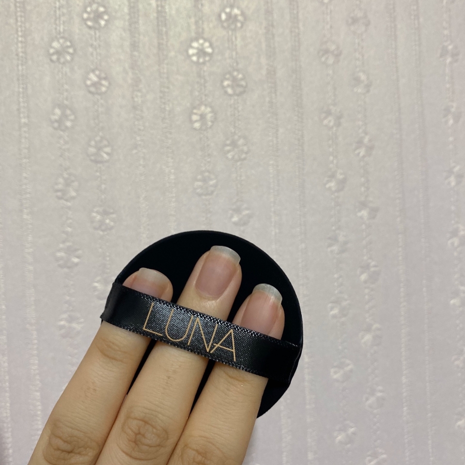 작게 나오는 퍼프는 세 손가락이 낑겨들어갈 때가 많은데 요 아이는 넉넉하게 들어간답니닷 