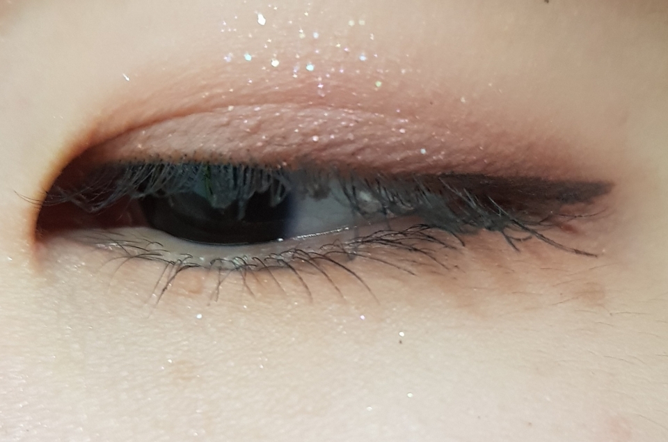  4개 모두 이용해서 눈화장을 해봤습니당(^0^*)
첫번째 섀도우를 베이스로 깔고 두번째 섀도우로 쌍거풀 라인에 바른 뒤 브라운 색상을 아이라인 쪽에 음영주듯이 바르고, 펄로 가운데와 언더에 포인트!
 색은 진짜 예뻐요..❣