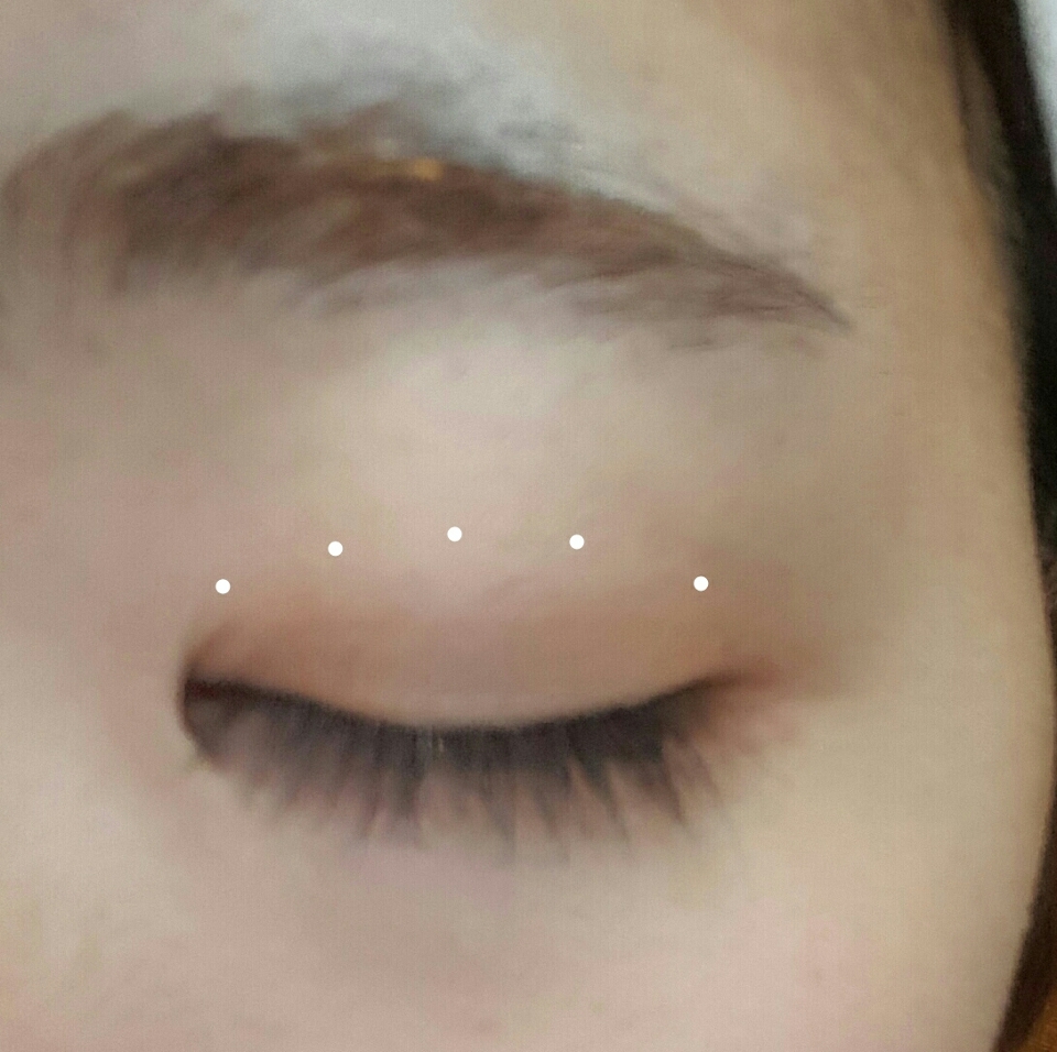 눈두덩이 전처에 첫번째 색상을 넓은 브러쉬로 발라주세요