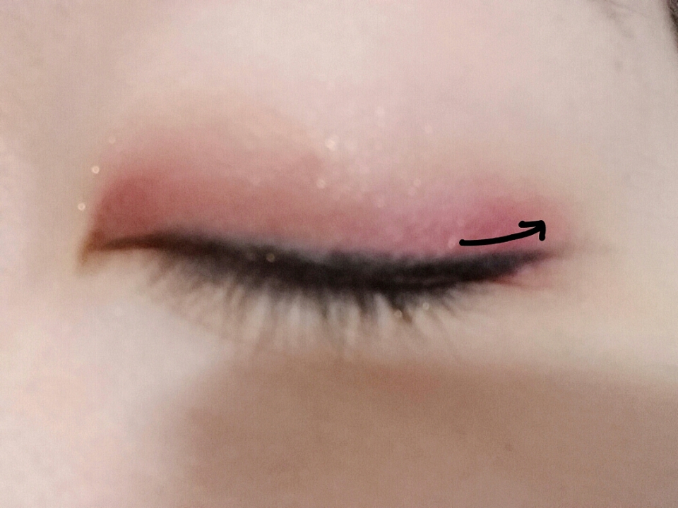 아이라인은 위를 향하게 꼬리를 빼주시고 꼬리끝은 면봉을 이용해 위쪽으로 살살 지워주세요