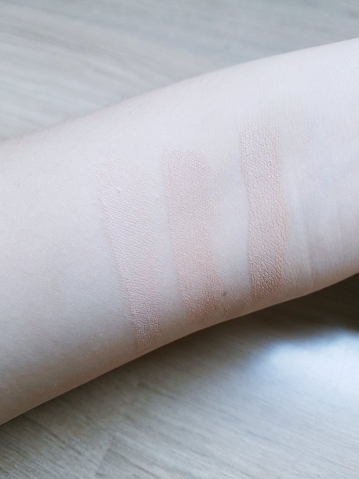 색상비교
(왼쪽부터  1.메디큐브 컨실러  23호
2.더페이스샵 컨실러 리퀴드 23호
3.더페이스샵 스틱 컨실러 23호)