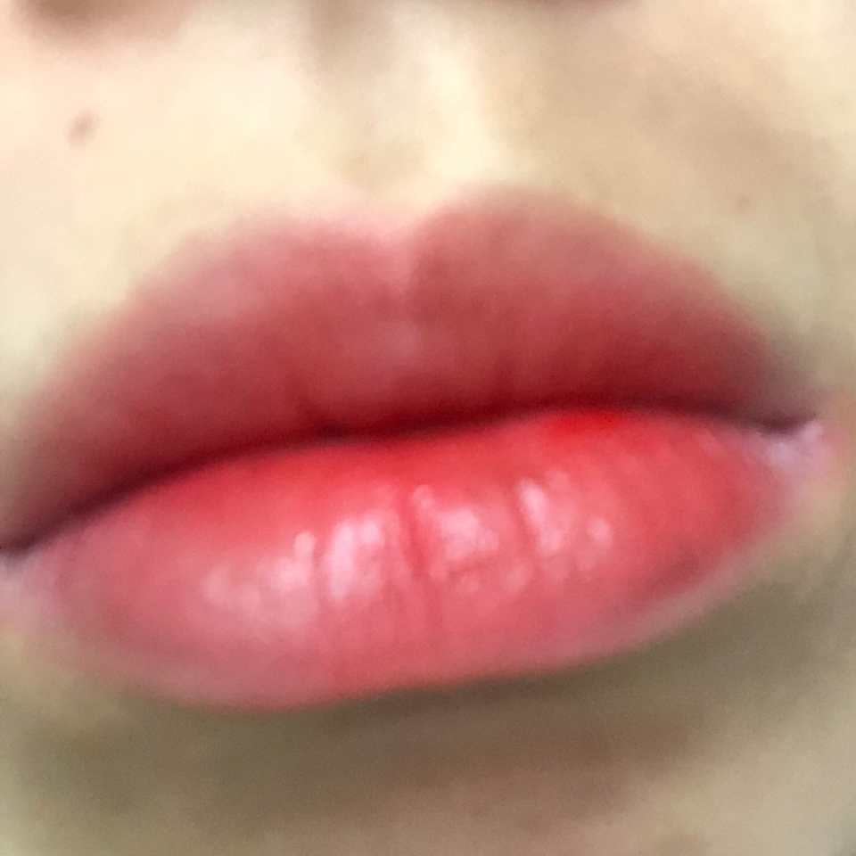 연하게 바른 사진입니당 입술사진 너무 어렵네용ㅠㅠ 색감만 봐주세용