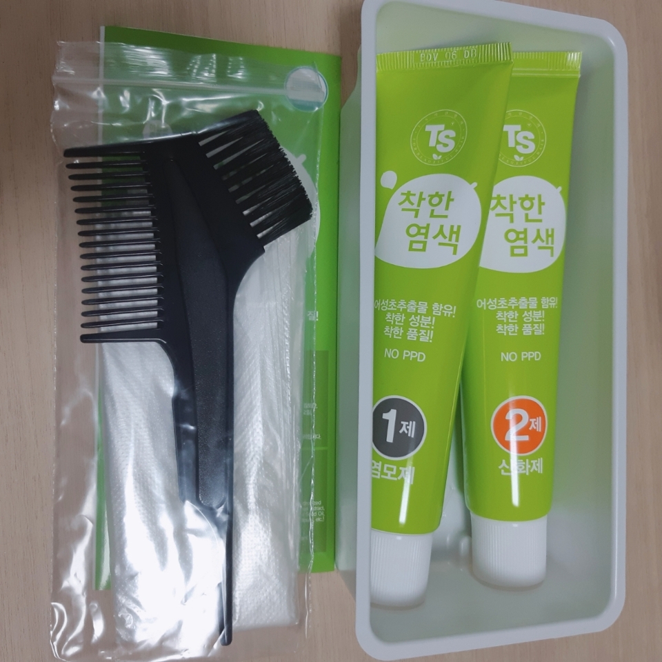 비닐장갑, 가운, 염색용 빗, 트레이 등이 들어있어요
아쉬운 점은 가운이 별로였어요...ㅠㅠ
까맣고 짧은 반팔 입고 염색하세요 여러분
긴머리는 더욱 이 가운이 별로라고 느끼실 것 같아요
머리를 2번 감았는데도 물빠짐이 유독 있어서 수건 2개 버렸어요