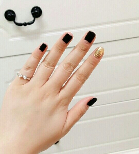 큰손톱 작은손톱 두루두루 잘 어울리는 네일아트에요!
심플하고 겨울철 데일리로 하고 다니기 좋은것같아요-

모디젤 컬러 14 포에버블랙 사용했습니다💅