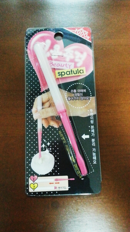 외형입니다! 껍질을 버려서 사진을 네이버 블로그에서 가져왔어요ㅠ 출저:네이버블로그 :)

저기 사진에 나와있듯이 스파츌라를 사용하면 크림이 손톱에 안끼어서 좋은것 같네요~!