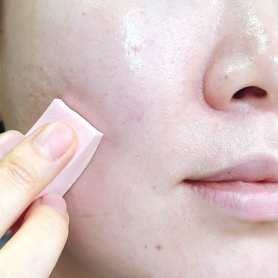 요 아이는 텍스쳐가 더 유연하고 퍼짐성이 좋아서 굳이 퍼프를 안 써도 되지만, 그래도 리뷰할 땐 퍼프를 사용했어요

​

모이스쳐 메이크업 선크림은 퍼프가 먹는 양이 꽤 많아서 평소에 그냥 손으로도 발라 봤는데, 손으로 발랐을 때가 더 수분광이 예쁘게 올라오더라구요

​

확실히 모이스쳐 메이크업 선크림이 조금 덜 정성들여 발라도 고르게 발리기는 하는거 같아요