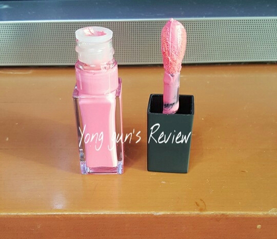 열어봤는디....대가리가...대빵크다...ㅎㄷㄷ 립앤치크라그런지 크게나온거같아요!  제형은 엄청 꾸덕꾸덕..!꺼낼때 엄청 꾸덕하게뽑히더라구요