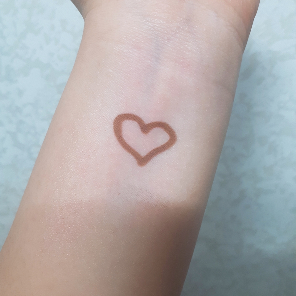 손목 발색입니당!! 발색할 때 넘넘 아까워서 눈물을 흘렸다는 소식이 이씀미당... 오토라이너라서 돌려서 쓰는 거예요! 발색은 보시다시피 완전 부드럽고 옅은 컬러입미당!! 'ㅅ' 커피우유색? 뭐라구 그러지... 엄청 예뻐 보이는 단어를 쓰고 싶은데 생각나는 단어가 없네요 ㅠㅅㅠ 💦💧 색감은 앞서 보여드렸던 것들 중 제일 마음에 드는 색이에요! ♥️ 발리는 건 엄청 부드럽게 발렸어요! 완전 스르르륵 발리는 느낌? 그리구 브러쉬에 묻혀서 바르는 게 아니라 오토라서 그런지 양조절도 쉽고, 브러쉬 따로 세척 안 해도 되구 ♥️ 짱 간편해요! 근데 이게 문제점이... 개인차일 수도 있지만 저한테는 깔끔하게 발색되지는 않더라구요 ㅜㅅㅠ 조금 뭉치는 것두 보이구 근데 또 문제점은... 안 지워집니당 망해씀미당 •ㅅ• 발색하구 5분 쯤 지나서 손으로 빡빡 문지르는데 안 지워지구... 클렌징 워터로 쓱쓱 닦는데 넘 아팠습미당 ㅜㅅㅜ 그래서 발견해냈는데 유분기 있는 기초제품으로 먼저 문질러주고 (바세린이 제일 조아써요) 그 다음에 클렌징 티슈 혹은 클렌징 워터로 지우니까 지워졌어용!