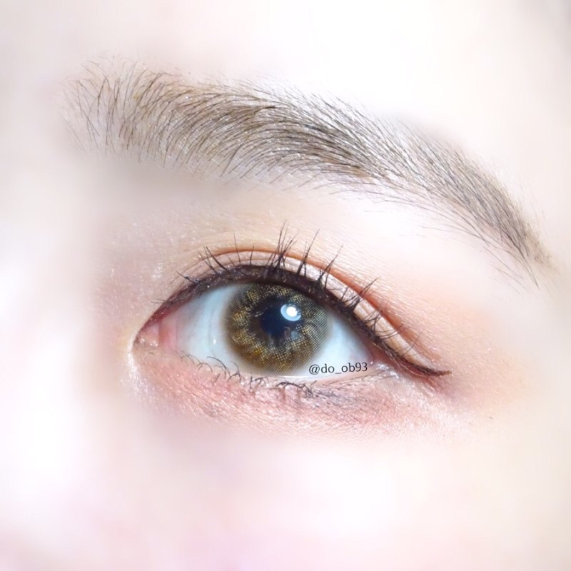 눈에 착용하면 이런 느낌이 들어요!
데일리로 사용해도 무방한 느낌의 렌즈.
그렇다고 너무 무난하거나 자연스러운 느낌은 아니고 눈에 살짠은 포인트가 들어간 느낌을 주어서 좋았어요♥