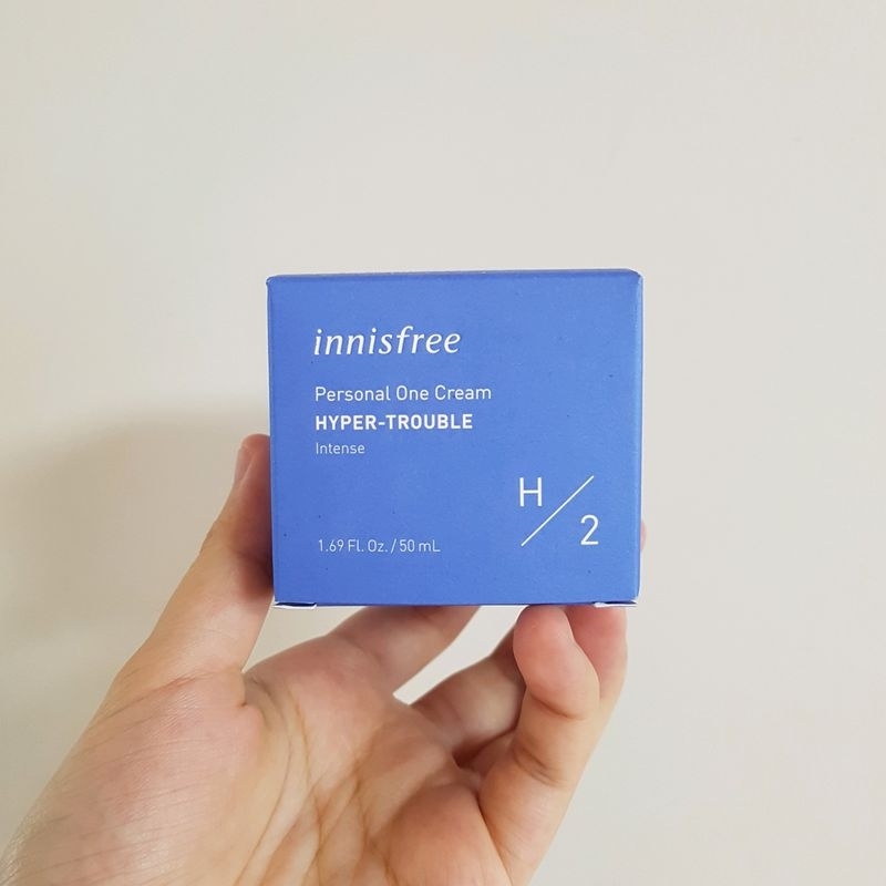 
먼저 제 피부 타입과 기초 제품을 평가하는 기준을 말씀드리자면, 
T존 부위에는 유분기가 볼면서 볼은 건조한 수부지이고, 
보통 산뜻한 크림을 선호하는 편이에요. 

저는 지성 제품을 쓰기에는 보습이 약해서 너무 가볍고, 
건성 제품을 쓰기에는 유분기가 너무 무거운, 
애매모호한 피부 타입이거든요. 
그래서 시중에 나온 제품 중에서 제 피부 타입에 딱 맞는 제품을 찾긴 쉽지 않더라구요.😭😭


그런데! 

이니스프리 퍼스널 원크림은 각 라인에 따른 보습 레벨이 4단계로 나뉘어져 있어요. 
그래서 저처럼 수분크림 유목민들이 조금 더 피부 타입에 잘 맞는 제품을 선택할 수 있다는 점! 
최대 장점이라고 생각했어요. 


