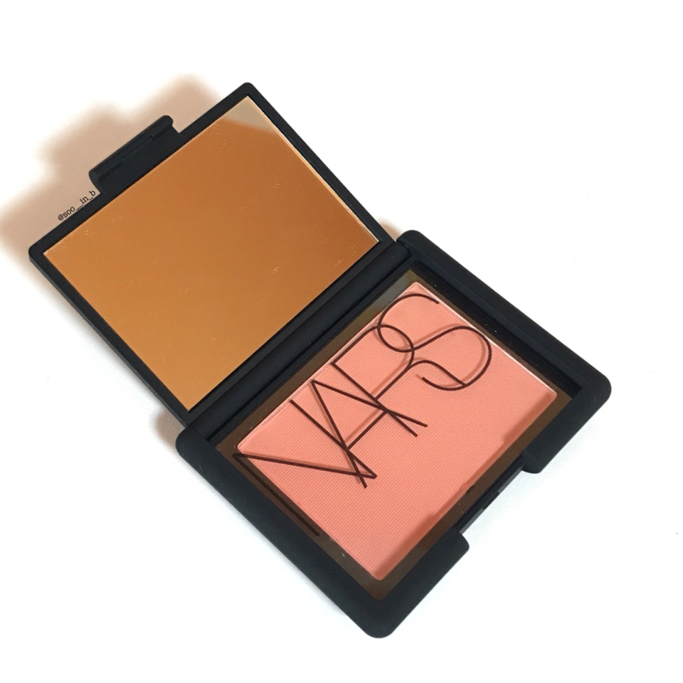 안에는 큰 거울도 있구요 NARS 라고 써진
필름지가 있는데 벗기다가 손톱찍힐까봐
겨우 벗겨냈어요 🤦🏻‍♀️ 그리고 이 필름지는
버리지마시고 거울쪽에 잘 두세여!
아무래도 블러셔가 아주 조금이라도 
가루가 날릴수 있으니 조심 ✨