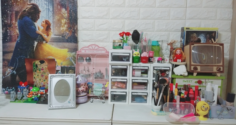 전체적인 화장대(?) 룩은 이렇습니다 ㅎㅎ
따로 화장대 둘 공간이 없어 서랍장 위에서 화장품을 두고 사용중인데 그렇게 높지 않아 딱 맞고 아기자기한 소품으로 꾸며 놓는걸 좋아해요 ㅎㅎ