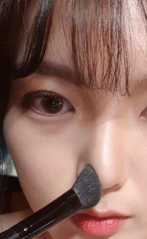 이렇게 콧볼부분을 쉐이딩 가운데 색상으로 또 다시 가볍게 쓸어 줍니다! ! 이렇게 쉐딩을 하고, 경계를 풀어주는 것을 반복하시면 자연스럽게 날렵한 코를 표현하실 수 있어요🌟👏👏

감사합니다👀🙏 #언파시스터즈 #코쉐딩 #레베럽 님