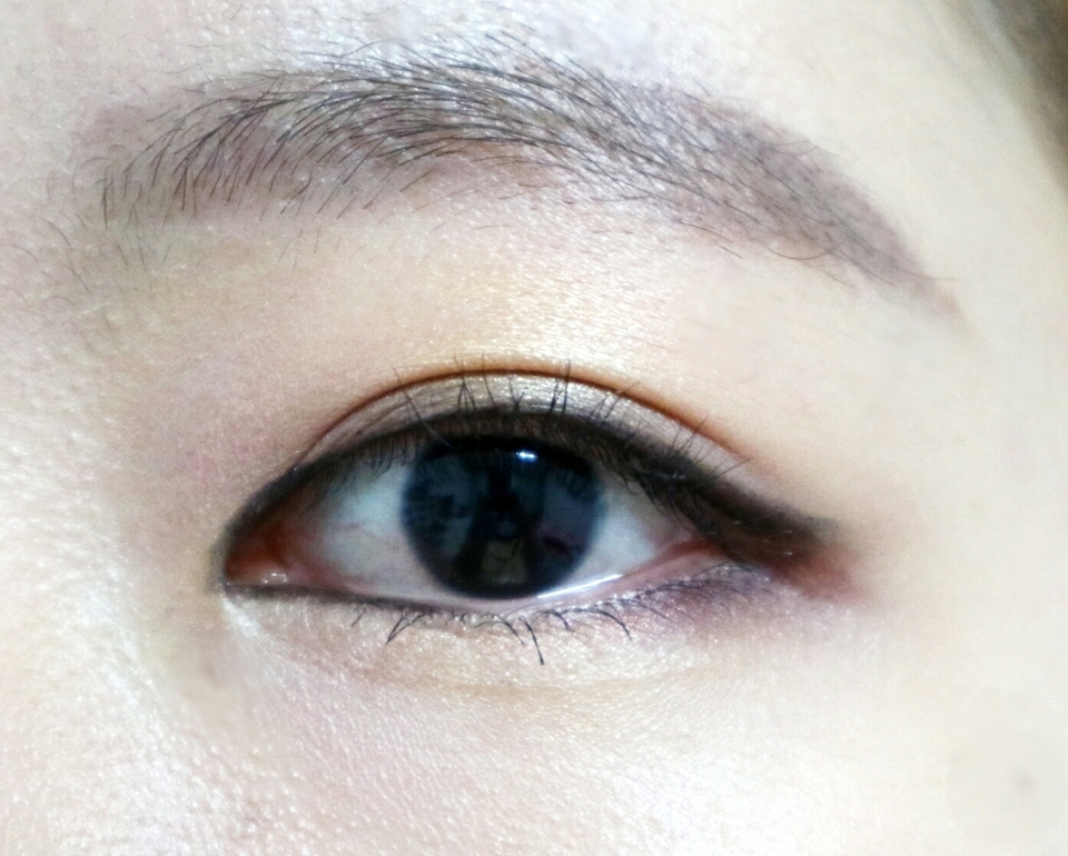 언더 속눈썹을 길고 몇가닥 뭉쳐 발라줍니다! 뒤쪽은 퍼플섀도로 라인 경계를 풀어주고 위쪽과 연결, 애굣살은 화이트베이지색으로 가볍게 발라줍니다