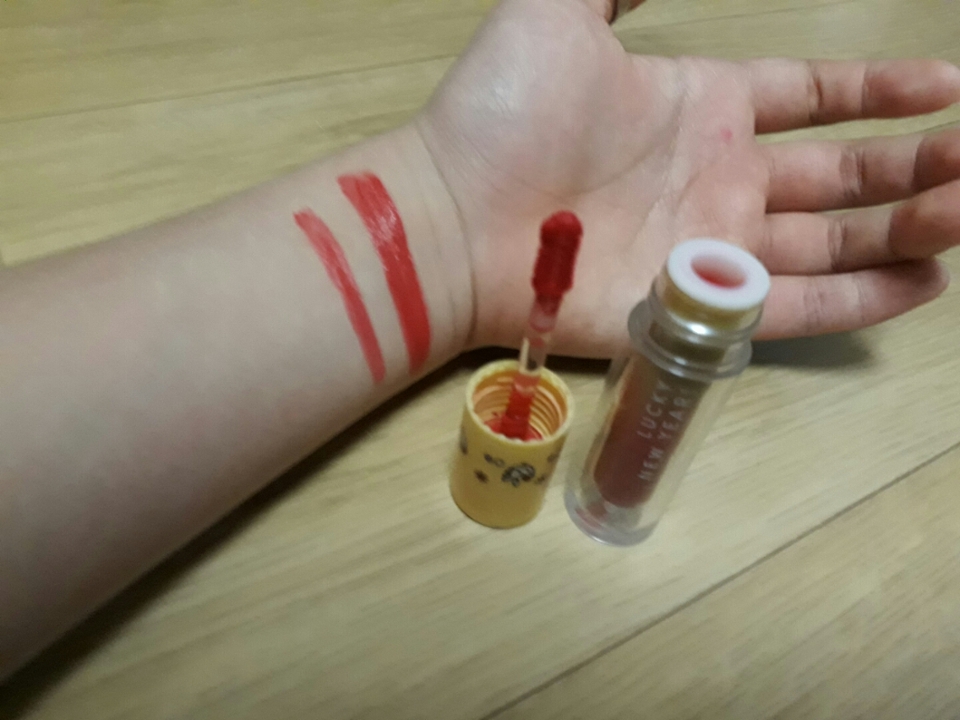 이게 좀 카메라가 색상을잘못잡는경우가있더라구요 저건살짝 오렌지와 레드끼가섞인것처럼보이는데 아닙니다!레드빛이도는핑크에요!!
밑에가 한번발색이구요~위에가 여러번 발색샷입니당