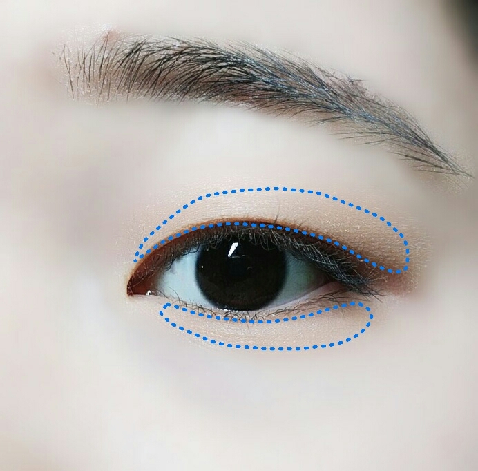 *에뛰드하우스-카페라떼 우유많이
피치색 섀도우로 눈두덩이와 언더에 넓게 발라주세요