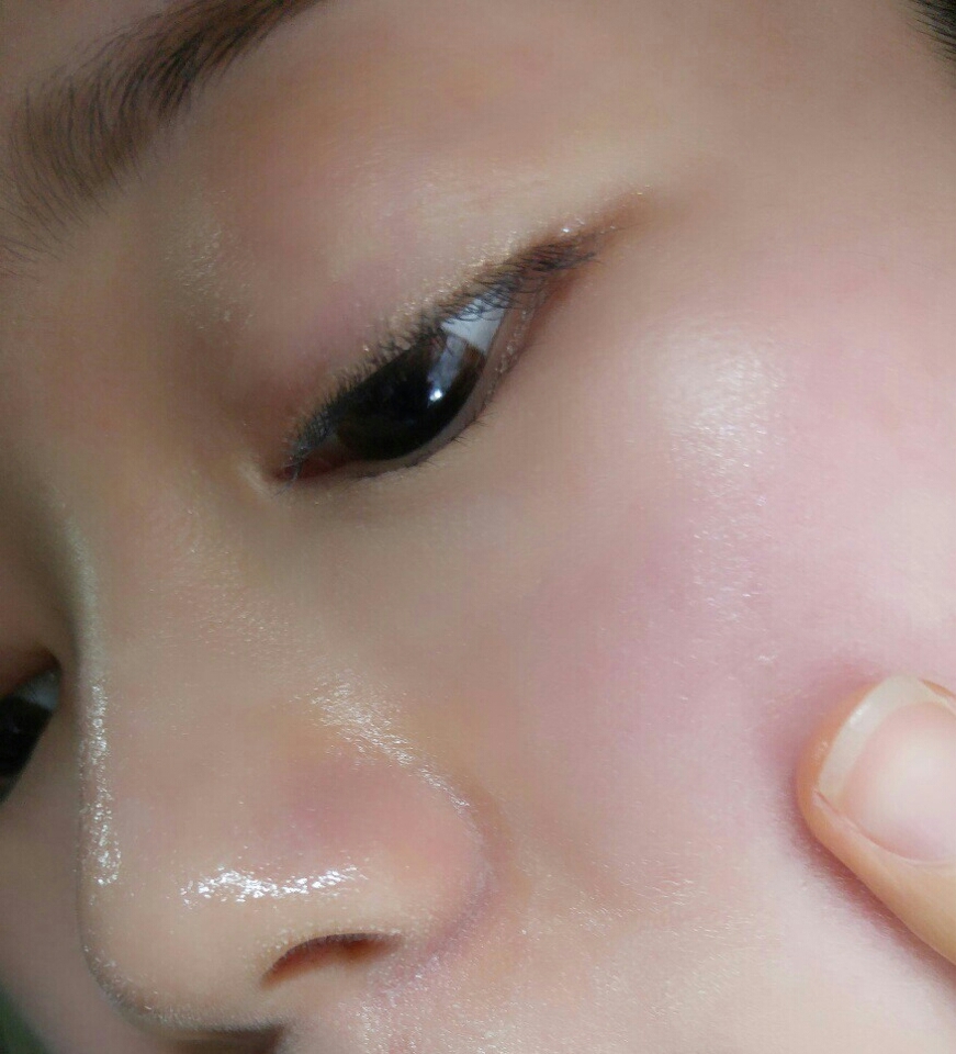 손가락으로 적당량을 묻힌다음 볼을 중심으로 롤링해줘요! 코도 네번째 손가락으로 살살 롤링!! 클렌징하듯이 둥글게 둥글게 롤링해주세요💓 이때 너무 위에까지하면 아이메이크업이 망가지니까 조심해주세요☺