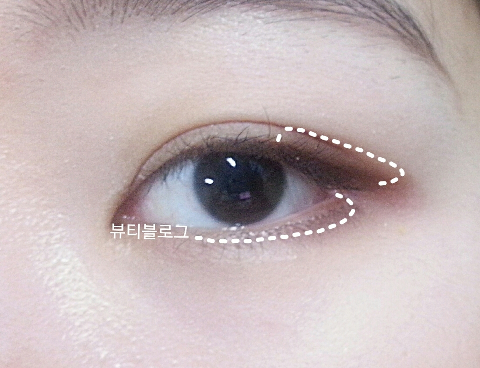 눈을 떴을때 쌍커풀라인 뒷쪽에  초코색상섀도우를 발라줍니다.언더에도 앞쪽으로 갈수록 얇게 음영슬 넣어줍니다.
무쌍분들은 눈라인위로5mm정도에요.

더페이스샵 싱글 섀도우 초콜릿