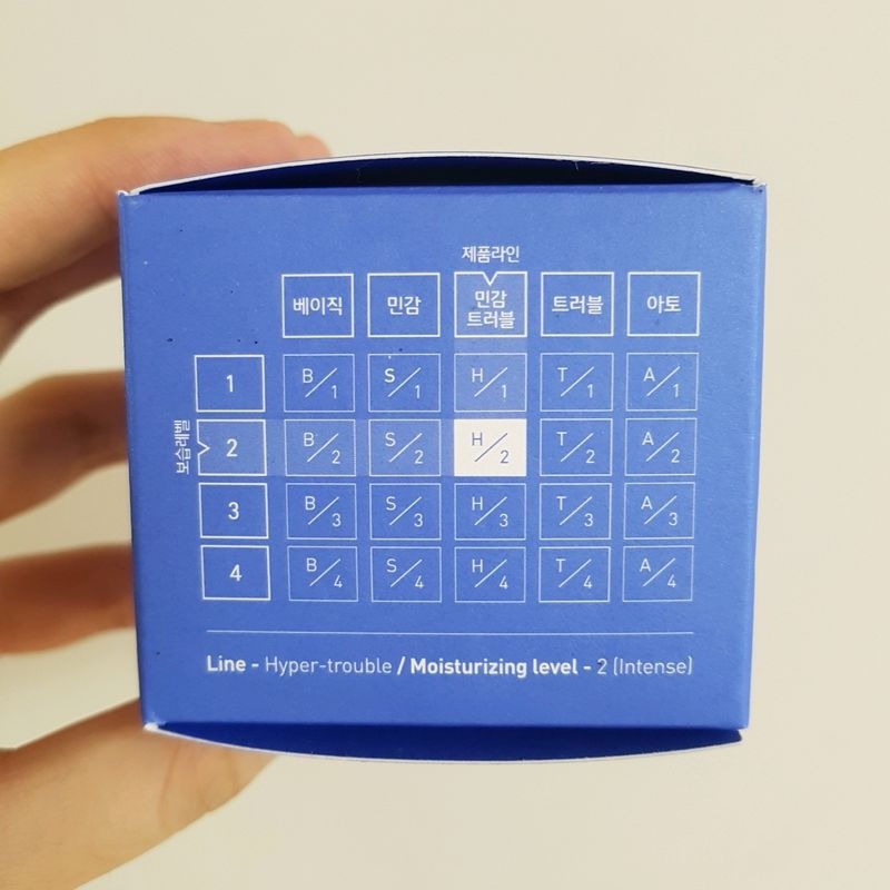 
베이직, 민감, 민감트러블, 트러블, 아토 의 5가지 유형에 
4가지 보습레벨이 있어요. 

저는 그 중에서도 민감 트러블 라인의 보습 레벨 2, H/2 제품을 테스트 해보게 됐어요. 


저는 이 제품을 여름에 테스트해보고, 가을에 다시 사용하봤는데요! 
제형이나 발림성, 마무리감은 어떠했는지, 기리곻
계절에 따른 사용감은 어떠한지 리뷰를 진행해볼게요.😊


