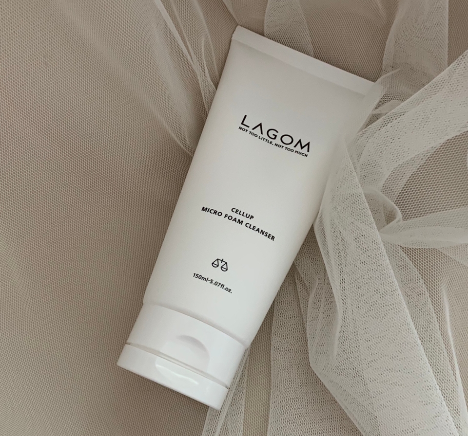 다들 겟X뷰티 1위 폼클렌징으로 많이 보신 거죠!
흰색 케이스에 검은색으로 브랜드 명이 붙어있는 심플한 디자인이에요!