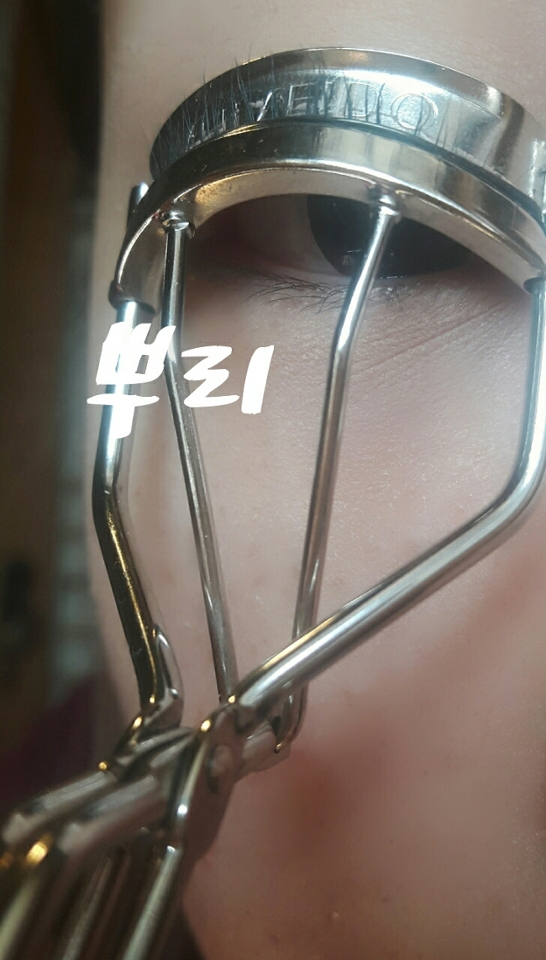 제일 먼저 속눈썹 뿌리를 잘근잘근 집어주세요!!