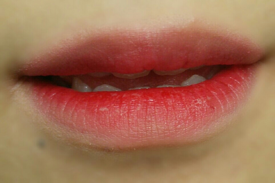 틴트바른모습 아닙니다!!! 바르고 솜으로 지운 모습인데요 착색은 심한데 핑크가 아닌 제품 그대로의 색상인거 보이시죠? ! 