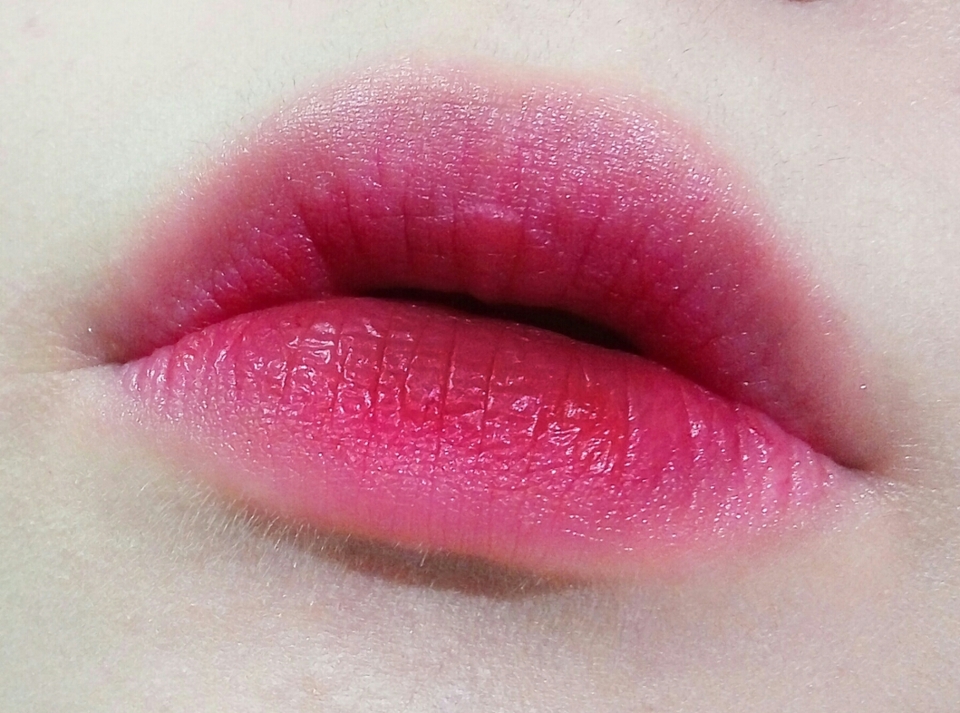 그라데이션 하기도 편하고 번진듯 바르기 좋아요💕 셀카찍을때 제일 이쁘게 나오는 립이에요👍👍👍
