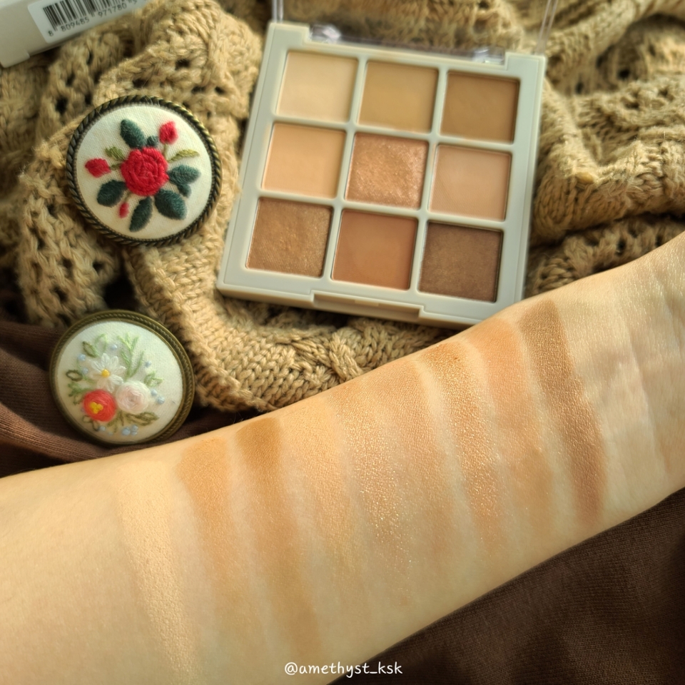 전반적으로 웜한 컬러감.

#브라운아이섀도우팔레트
라떼느낌 컬러들입니다 ☕







