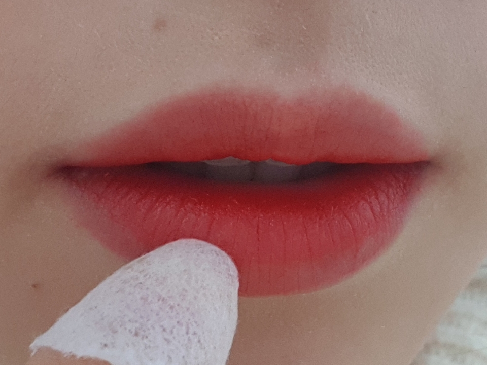 이번에는 #레드립 틴트를 바른 외곽부분만 물티슈로 문지르면서 펴줍니다.