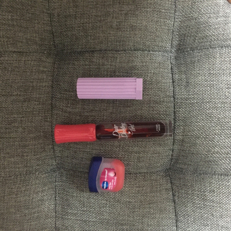 립
바세린으로 입술 촉촉하게 해주고
에뛰드 자몽레드로 베이스를 깔아줍니다
3ce YOUTH로 그라데이션을 해주면 끝!!