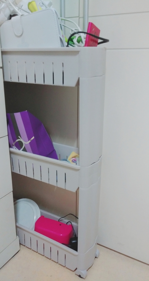 ♥꿀템♥ 엄마가 구해준 거라 모르겠네요 ㅠ 조금이라도 틈 공간을 활용할 수 있어요! 부피가 큰 기기들을 정리할 때 편리한!! 고데기, 드라이기, 젤램프, 충전선 등을 구석에 정리하여 방도 깔끔해진답니다~ 책상부터 서랍장~ 여기까지가 제 화장대였고 정리하실 때 도움이 되었으면 좋겠어요^^♡