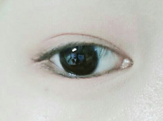 핑크색 블러셔를 아이홀보단 좁게 위아래 발라주세요