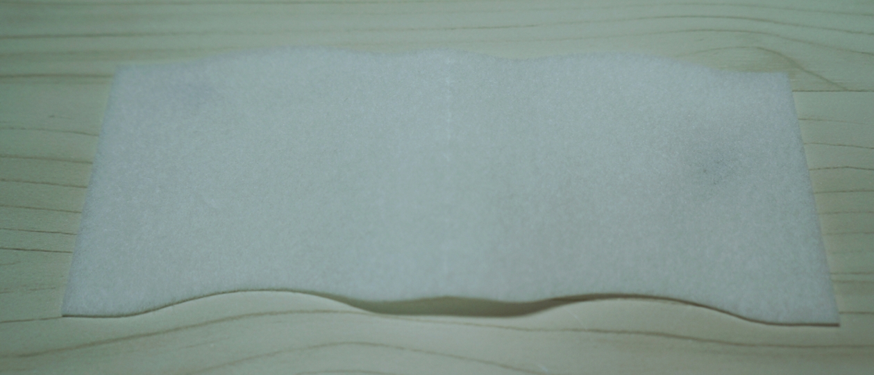 화장솜 하나를 펼친 모습이에요~
가운데에 자세히 보시면 절취선이 있습니다.
절취하지 않고도 사용가능하며 절취하고나서 양쪽으로 사용가능해요~