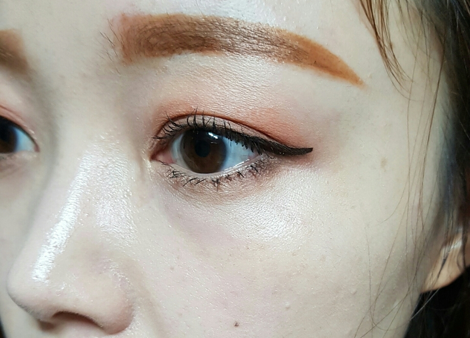 눈화장 끝~~ 원만한 다크서클 잘 가릴 수 있을것 같아요~
저는 다크서클만의 문제 아니니까ㅜ 이정도면 만족한편이에요^^