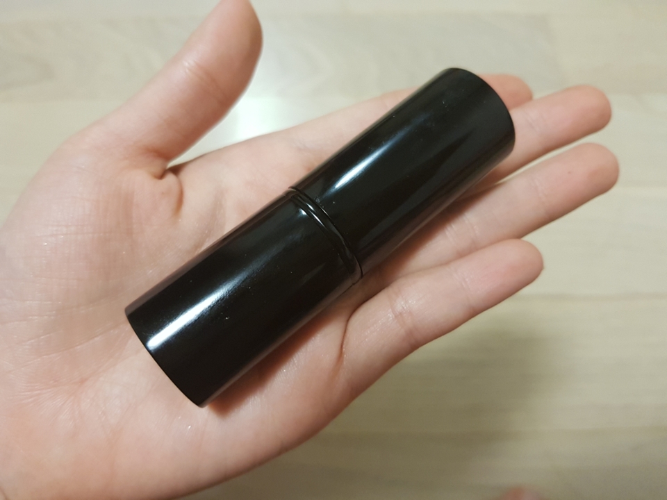 크기도 적당해서 휴대하시면서 사용하시기 되게 좋아요!ㅎㅎ
다른 파데 브러쉬들은 크기도 클뿐더러 모를 완벽하게 보호해줄 뚜껑이 없기때문에 파우치에 넣어두면 화장품 막묻어서 위생걱정에 모가 눌려서 모 상할거 걱정까지 해야되잖아요 ㅠㅠ 
요 제품은 그런 걱정을 안해도 됩니다 👍👍
휴대하기에 크기부터 모든게 다 완벽해요!