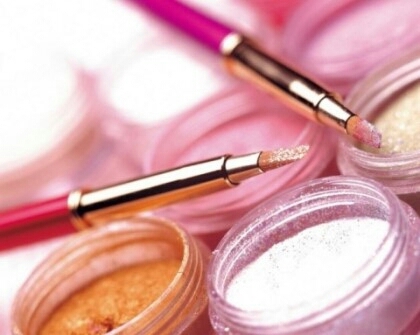 5.아이섀도우

눈의 변신만으로도 사람의 인상이 크게 변하는 만큼!

아이쉐도우의 역할이 중요한데요.

아이쉐도우는 눈의 형태에 따라 잘 맞는 색상이 다르므로

자신의 눈 형태를 아는 것이 꼭 필요하답니다.^^



