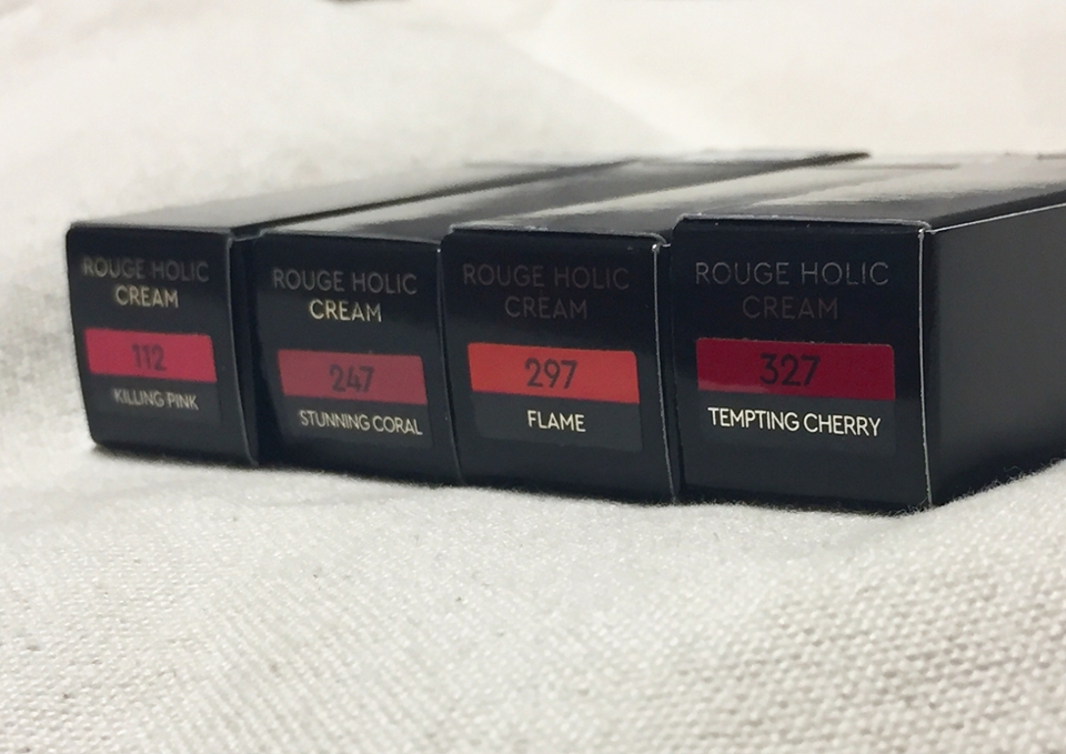 외곽케이스 위에 홋수와 이름이 쓰여있어요

제가 리뷰할 색은 247 스터닝코랄 !!
표기색상은 약간 로즈빛이라 여름뮤트 컬러일 줄 알았는데 코랄색상이에여 ㅎㅎㅎㅎ



