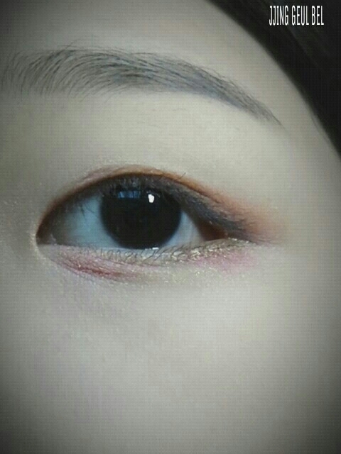 같은 핑크코랄 베이스에 금펄이 촤르르한 산호빛 섀도우를 눈앞머리, 눈 언더 앞쪽, 그리고 눈두덩 앞쪽에 펄감만 얹어준다는 느낌으로 발라준 후 언더 삼각존에도 발라주었어요.
사용제품: 에뛰드 하우스 룩 앳 마이 아이즈 OR208 키싱미 키싱구라미 