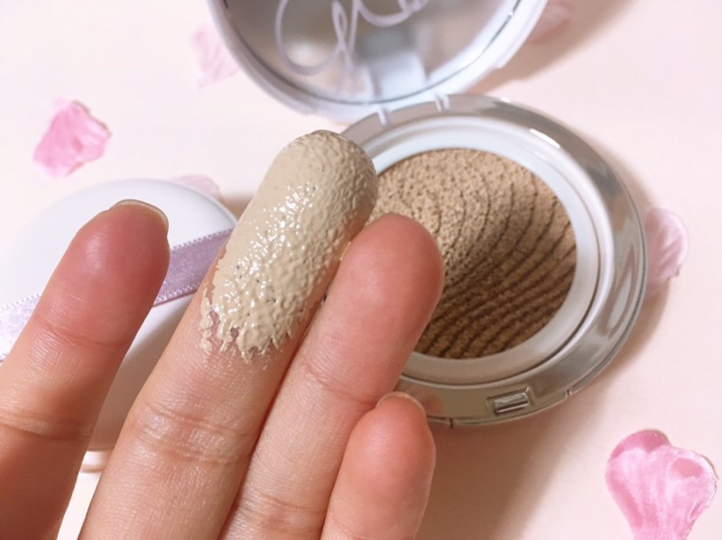 그래서인지 스펀지를 가볍게 한 번 눌러보기만해도 고른 양들이 손가락에 묻어나왔어요. 엄청 얇은 피부 표현을 원하신다면 초반에 사용하실 때 살짝만 눌러서 양을 취하시는걸 추천해요.

​